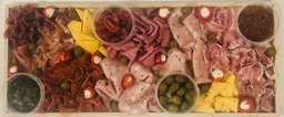 Italiaanse antipasti & vleeswarenplank