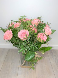 Boeket grootbloemige roze rozen