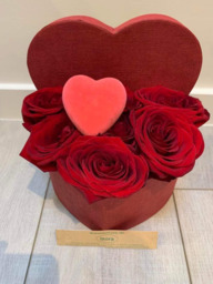 Doos hartvorm met grootbloemige rode rozen.  Exclusief te Mechelen beschikbaar.