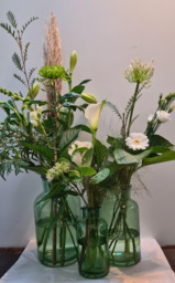 Groep vazen met bloemen