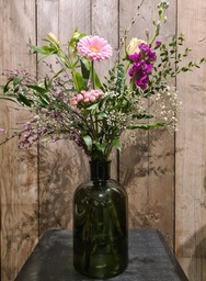 Groene vaas met roze bloemen