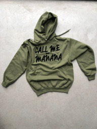 CALL ME MAÑANA (hoodie olijf groen met zwarte letters) 