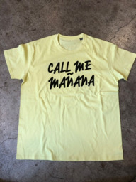 CALL ME MAÑANA (T-shirt geel met zwarte letters)