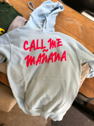CALL ME MAÑANA (hoodie licht blauw met orange flame letters)
