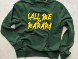 CALL ME MAÑANA ( donker groene sweater met gele letters) 