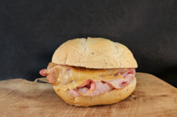 Broodje warme beenham met Bollie's saus